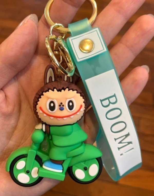 Producto - LABUBU - LABUBU VERDE EN MOTO