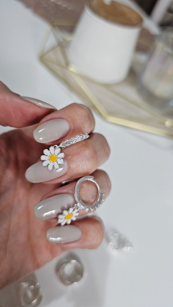 Producto - Aros huggies cubic con margaritas 1cm. Plata