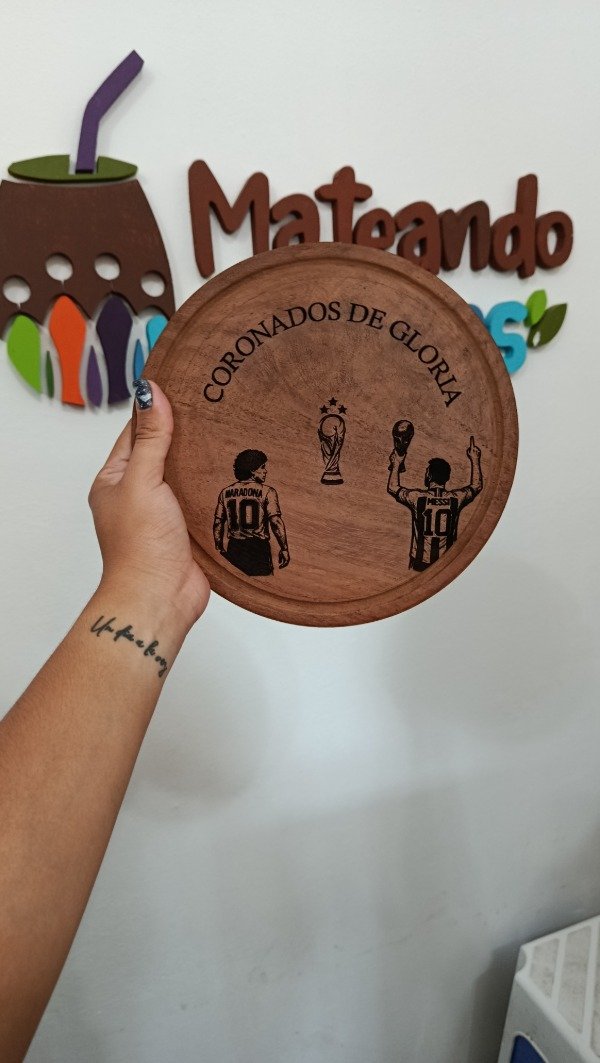 Producto - Plato de algarrobo CON GRABADO PERSONALIZADO copa del mundo