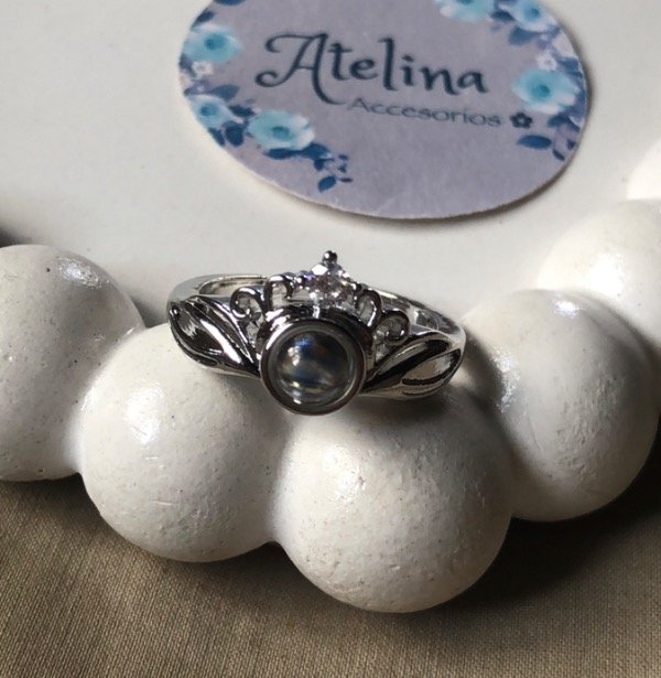 Producto - Anillo Corona plateado (en la piedra está inscrito TE AMO en 100 idiomas)