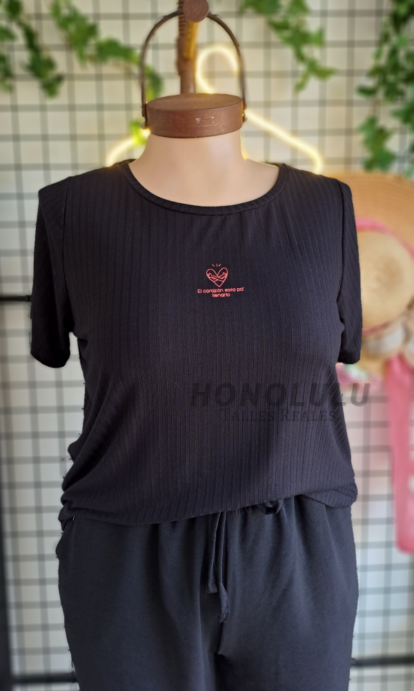 Producto - Remera El corazon esta pa Llenarlo Negro