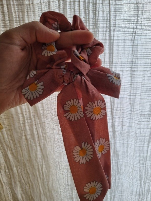 Producto - Scrunchie + lazo con margaritas rosa