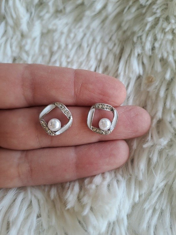 Producto - AQA0192 Aro Rombo Esmaltado Blanco con Perla Blanca