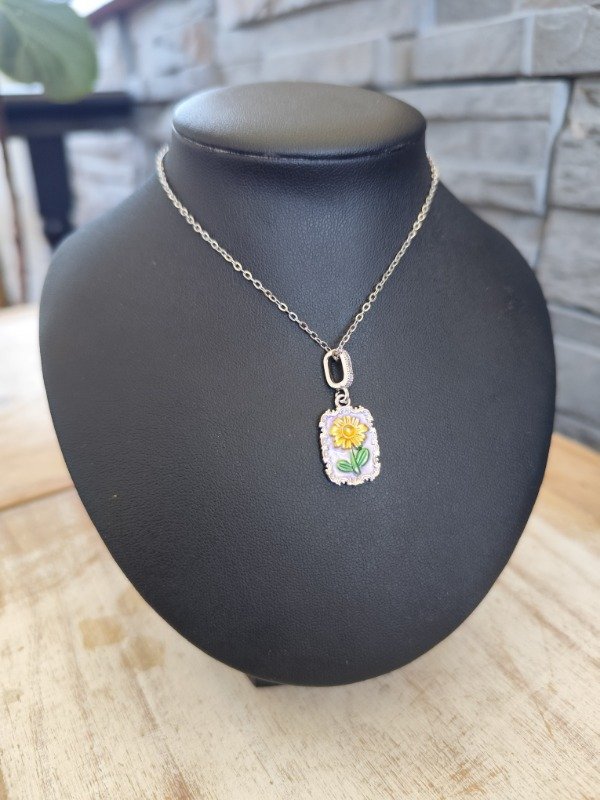 Producto - Collar flor amarilla. Acero dorado.