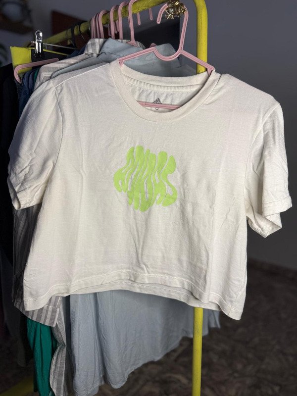 Producto - REMERA CROP ADIDAS BLANCA ESTAMPA VERDE FLUOR
