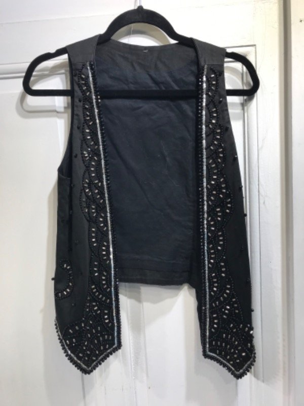 Producto - Chaleco Negro canutillos y piedras- Talle S- PRECIO: 56x