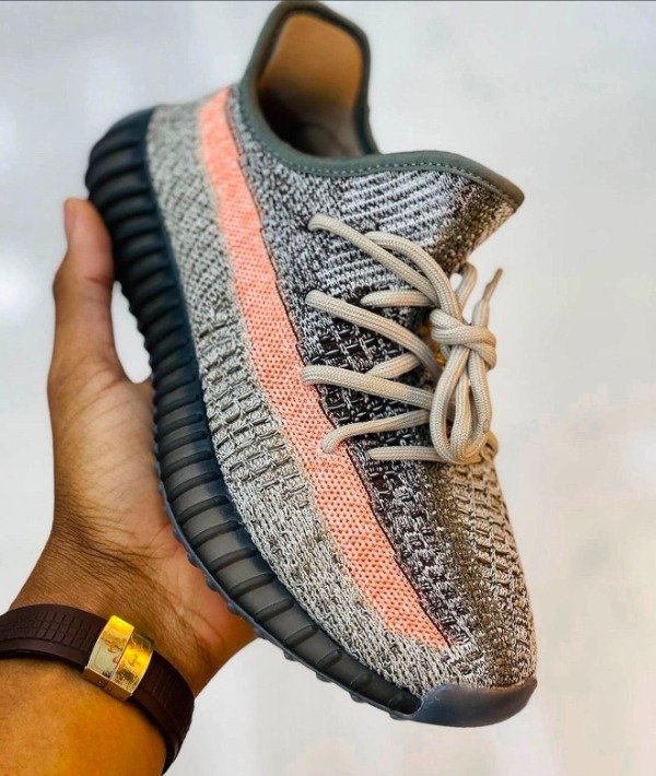 Producto - ADIDAS YEEZY 350 V2