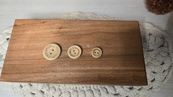 Producto - Boton madera. frase Handmade with love mediano 2cm x 25 unidades - 3