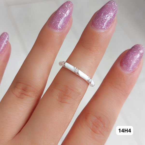 Producto - Anillo esmaltado blanco con micropavé