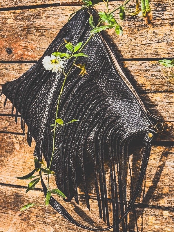 Producto - Cartera  Negra Flecos