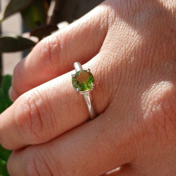 Producto - Anillo Plata 925 con peridoto - Talle 18