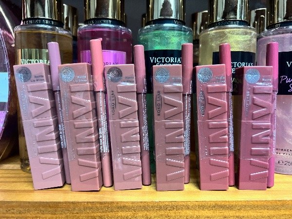 Producto - Labial + delineador Vinyl color matte