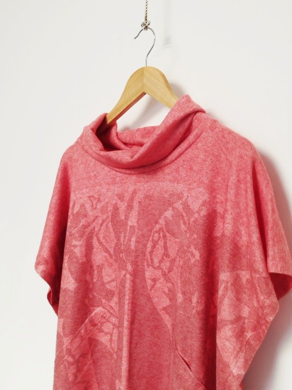 Producto - Poncho Mariel -coral pastel estampa Curva en rojo-