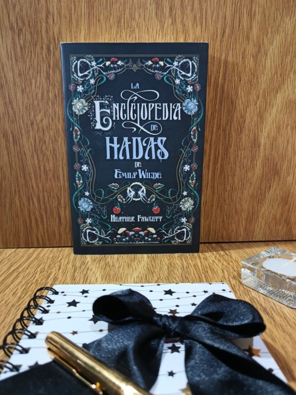 Producto - La enciclopedia de las hadas de Emily Wilde