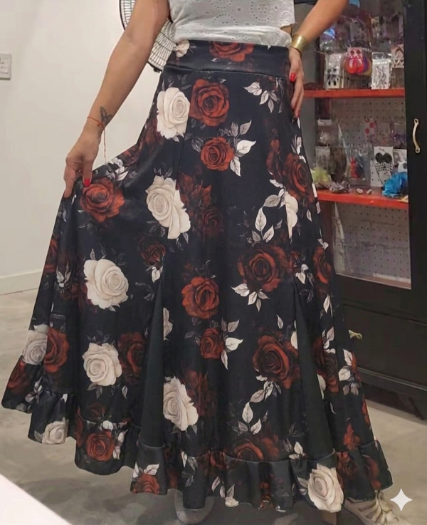 Producto - FALDA LUPI NEGRA CON FLORES BORDO TM