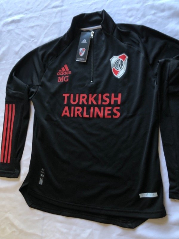 buzo negro river 2021