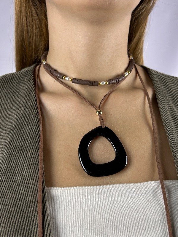 Producto - CHOCKER DE GAMUZA MARRÓN DIJE MARMOLADO 9014