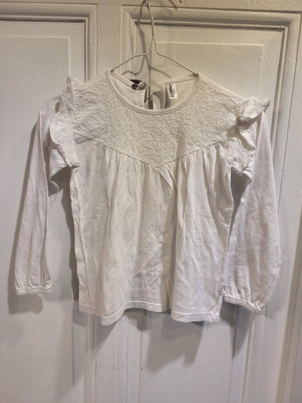 Producto - Remera LE UTTHE blanca con broderie y volados Talle 6 años - PRECIO: 8X