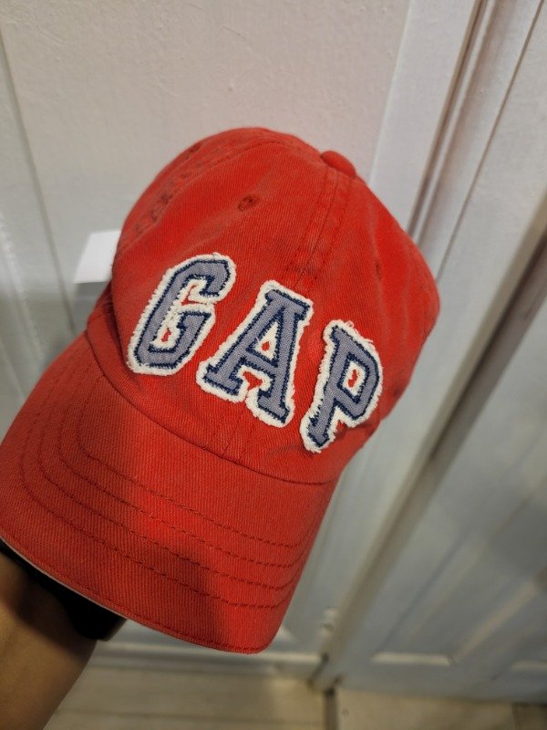Producto - Gorra GAP colorada Talle XS/S - PRECIO: 2X - 2