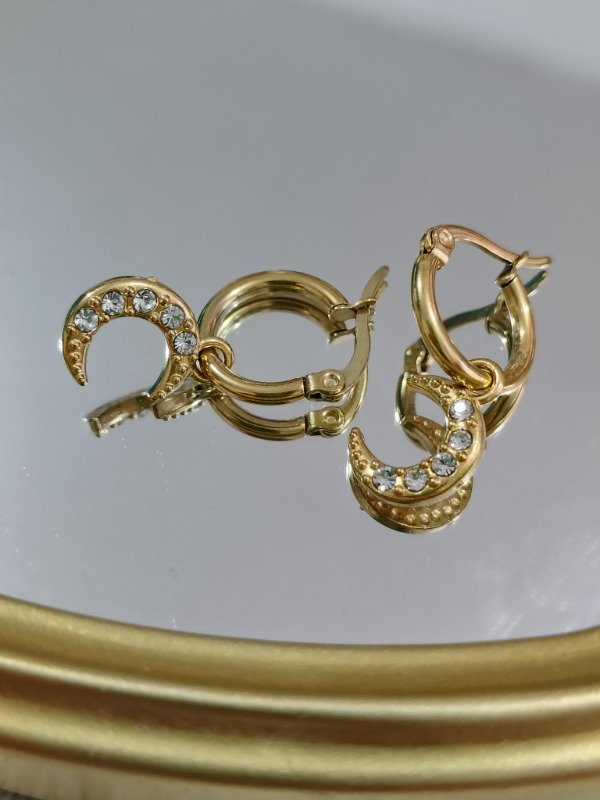 Producto - Argollita con dije luna y strass ad