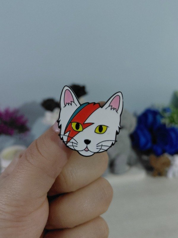 Producto - Pin metalizado - Michi Bowie #1977
