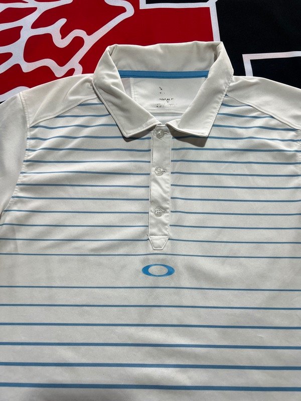 Producto - Chomba Oakley bicolor. Talle M