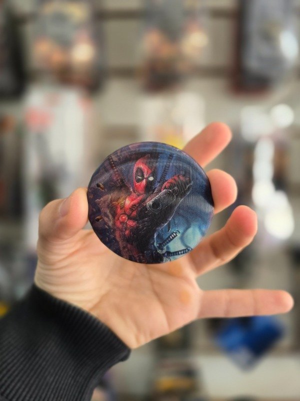 Producto - Pin Deadpool holográfico