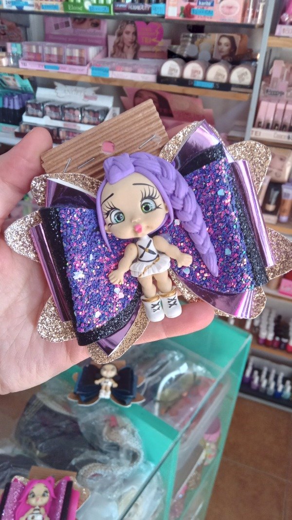 Producto - Moño con muñeca esculpida a mano