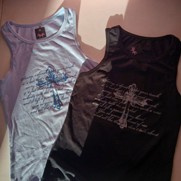 Producto - Musculosa cruz con letras