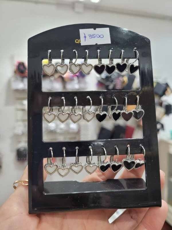 Producto - Aros con cierre a brisura con corazones esmaltados blancos y negros AQ