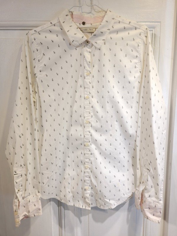 Producto - Camisa ABERCROMBIE blanca con logos azules Talle L - PRECIO: 43X