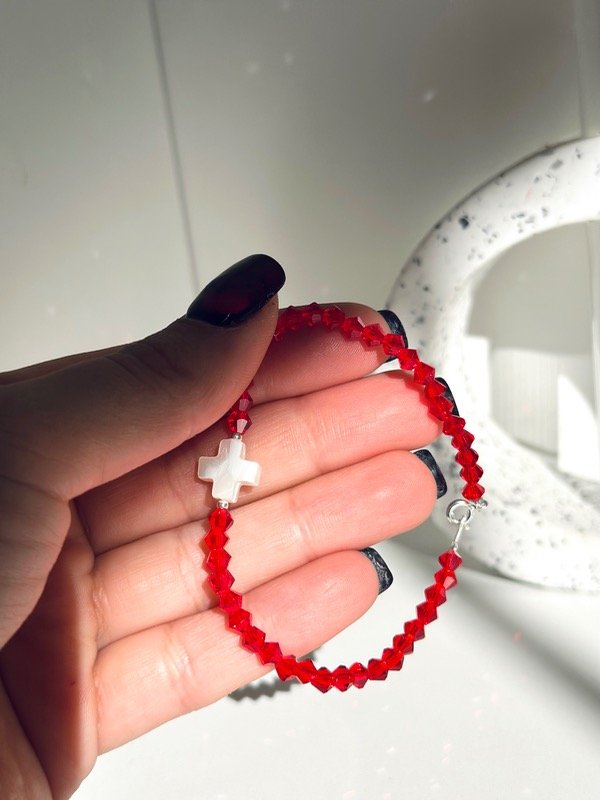 Producto - Pulsera piedras rojas con cruz nacar