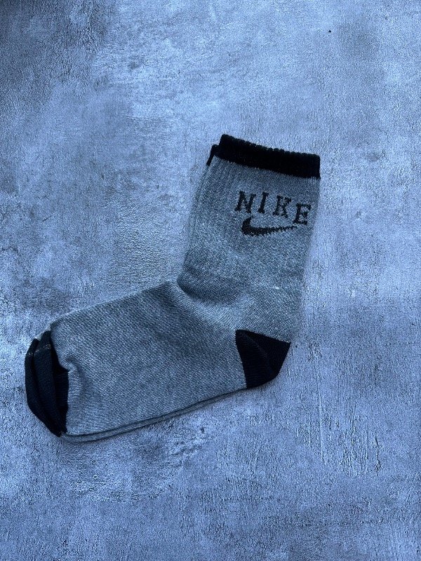 Producto - Nike Retro Gris