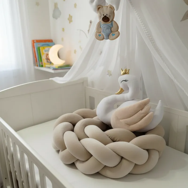 Producto - Chichonera Trenzada de Plush con Cisne