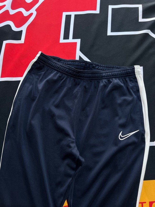 Producto - Jogging Nike Dri Fit azul. Talle S