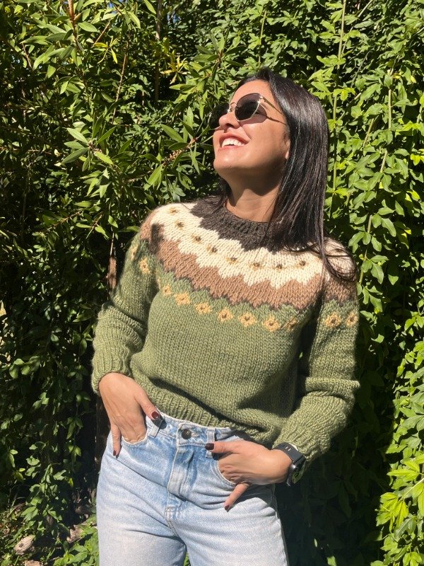 Producto - Sweater base verde militar de lana de oveja.