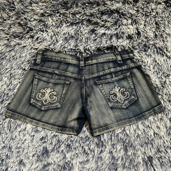 Producto - Y2K sparkly embroied low rise denim short. Size: M