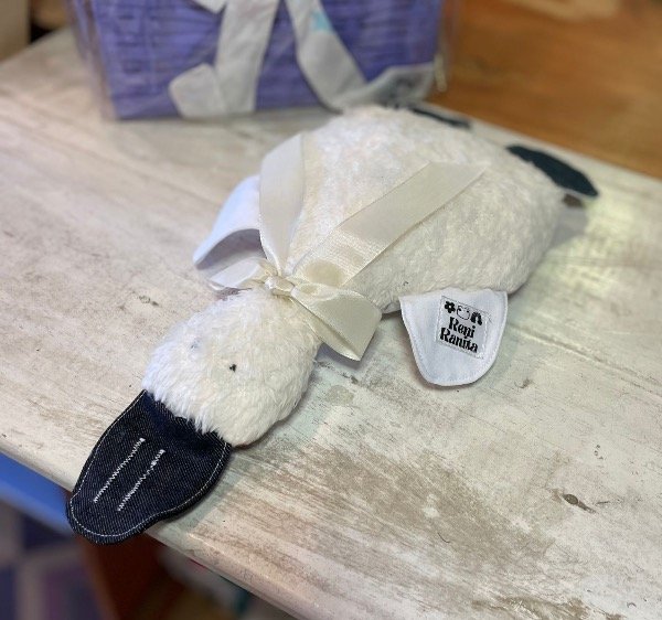 Producto - Pato de apego sensorial peludo con moño