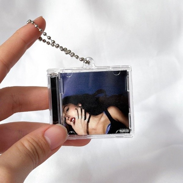 Producto - Llavero Mini CD GUTS con NFC - Olivia Rodrigo