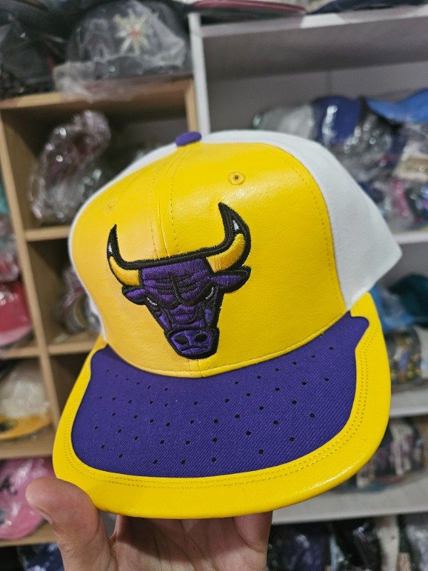 Chicago bulls one day cuero purple/yellow Mitchell and Ness snapback