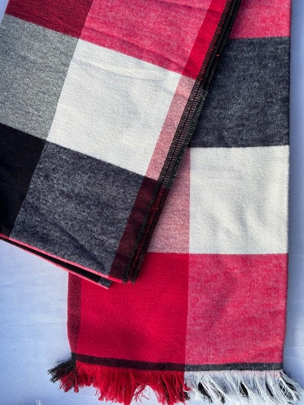 Producto - RUANA CUADRILLE NEGRO, BLANCO y ROJO