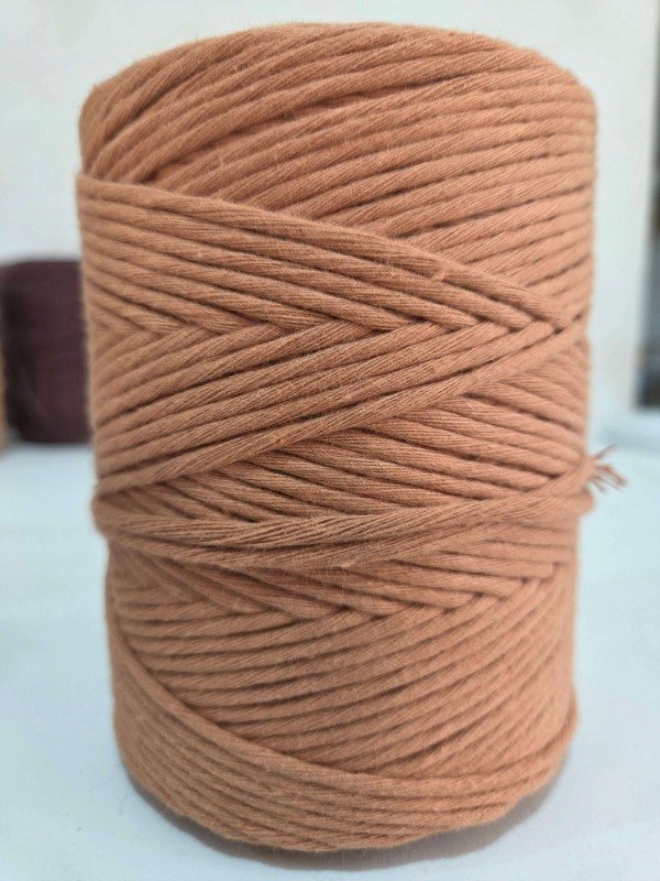 Producto - Hilo de algodón retorcido MACRAME 27 hebras 1/2 kg CANELA