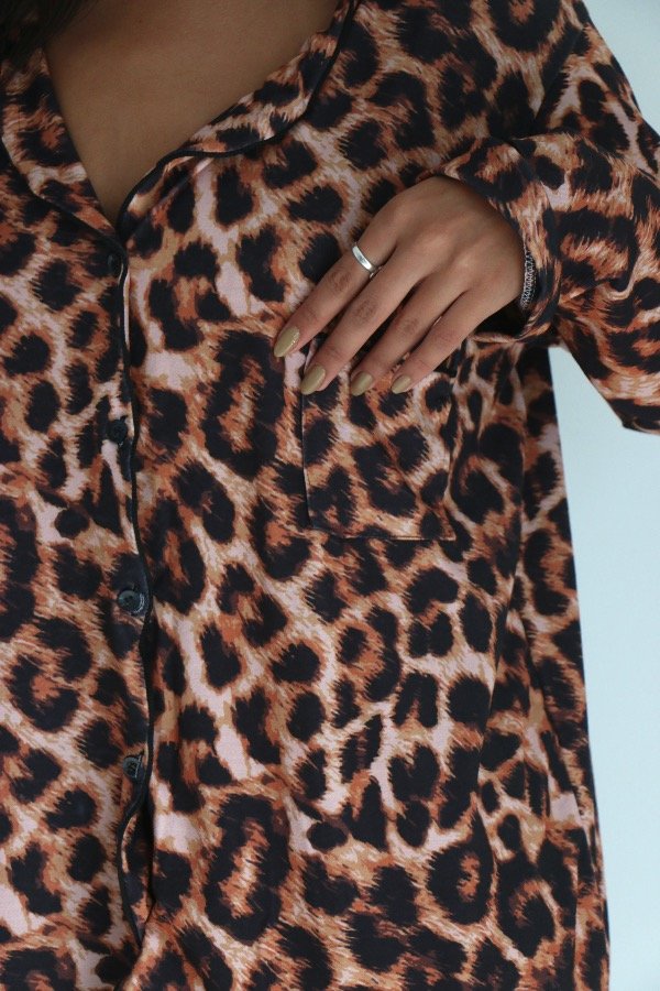Pijama camisero animal print — imagen 11