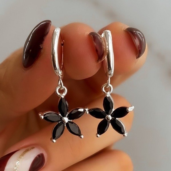 Producto - ARGOLLAS FLOWER BLACK 3.1CM