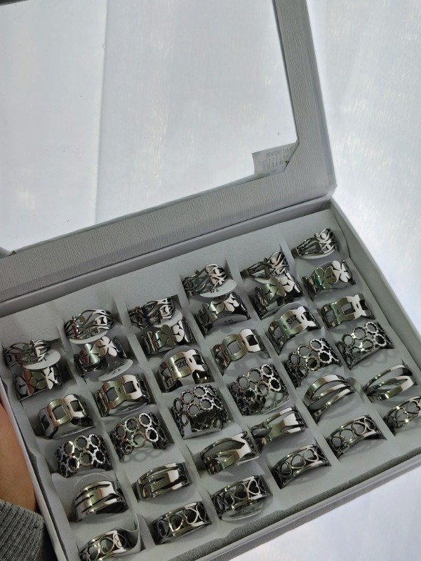 Producto - Anillos plateados anchos por caja modelo 1