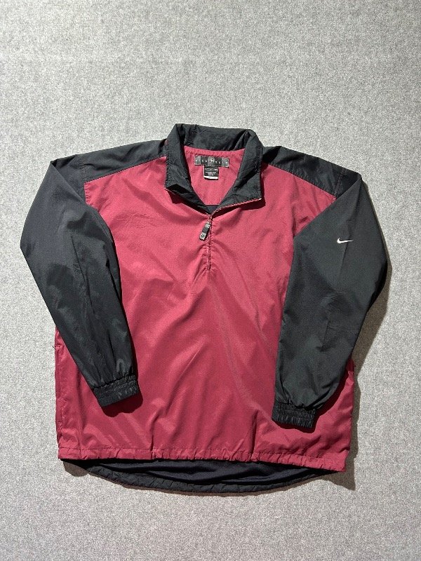 Producto - Buzo Nike Golf bicolor, bordo y negro. Rompeviento, prenda vintage, Talle XL