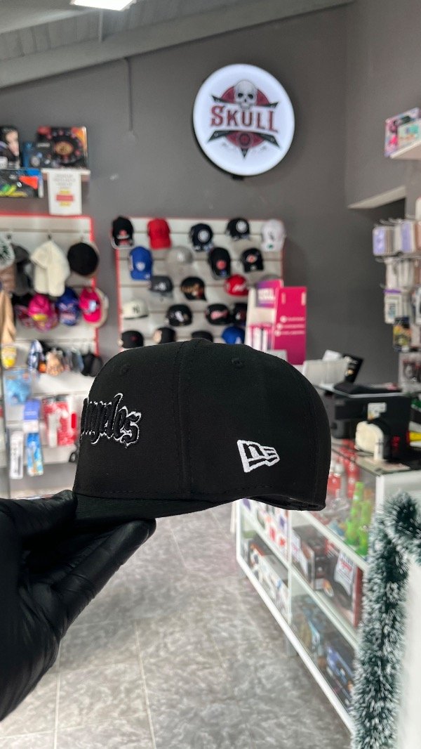 Producto - CAP CERRADA NEGRA LOS ANGELES 58.7cm - 2