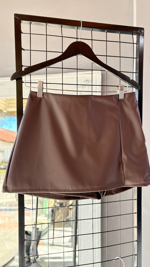 Producto - SHORT POLLERA CON TAJO Y PINZAS TRASERAS efectivo pesos 18.200