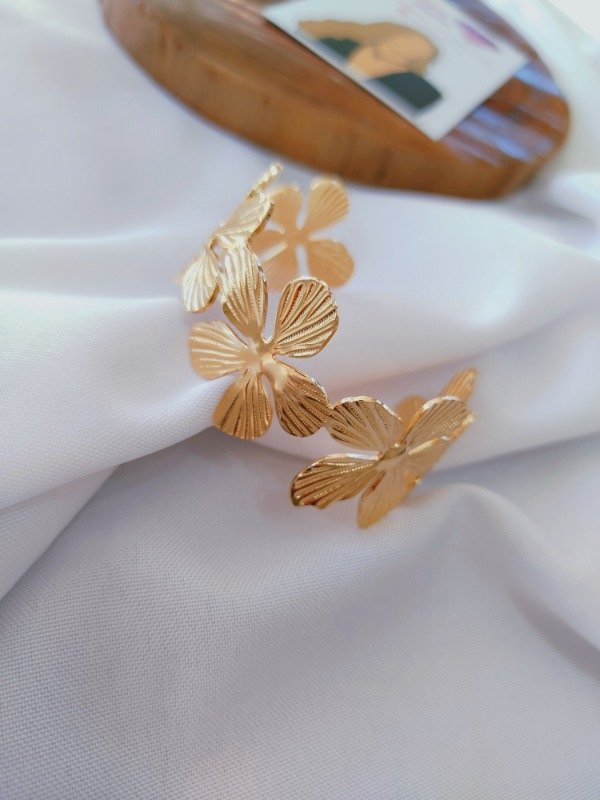 Producto - Brazalete flores doradas