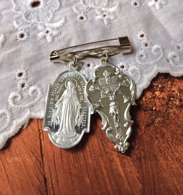 Producto - Broche Piedad